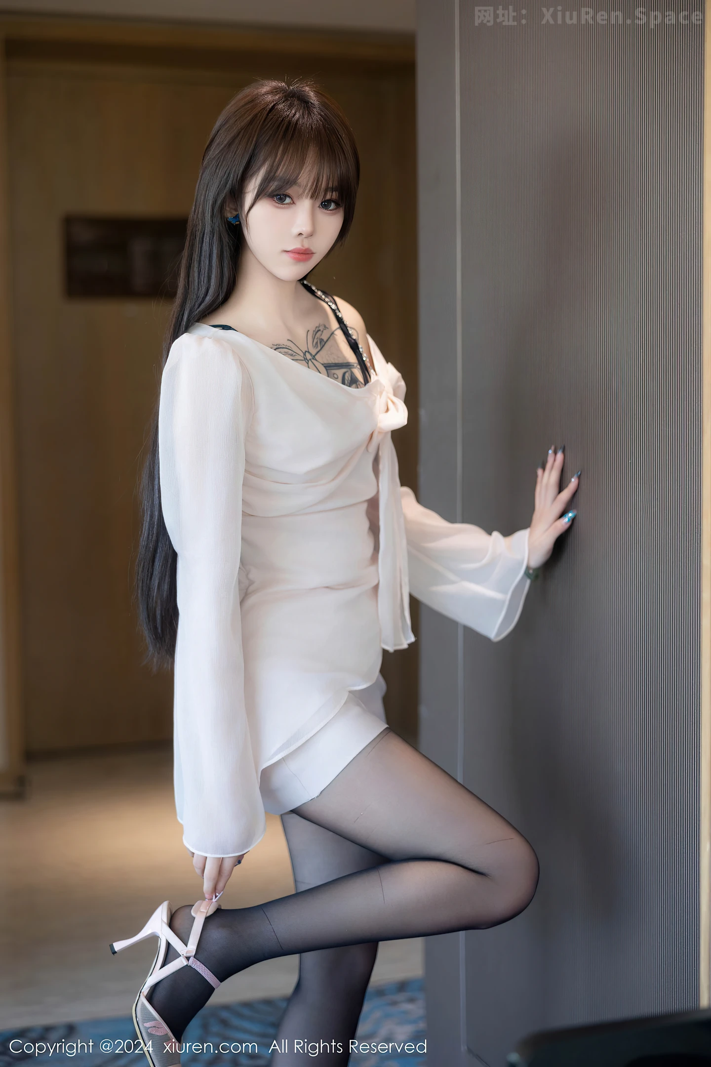 图片[2]-[XiuRen秀人网]VOL.8591 模特奶瓶性感白色上衣露黑色情趣服饰配黑丝吊袜秀美腿诱惑写真85P-秀人网官方网站